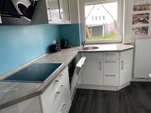 Fridge, oven, stovetop, dishwasher - Haus in Ruhiger Lage (Bad Fallingbostel)