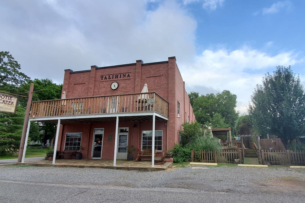 Hootie Creek Guest House