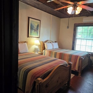 Basic Double Room, 1 Bedroom | Individually decorated, individually furnished, free WiFi - Hootie Creek Guest House (Talihina)