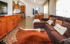 Smart TV - Amazing home in Deltebre with kitchen (Deltebre)