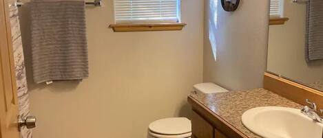 吹风机、毛巾、肥皂、洗发水