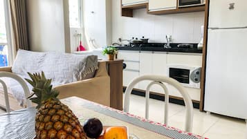Fjölskylduíbúð - 2 svefnherbergi - útsýni yfir sundlaug - vísar að strönd | Einkaeldhús | Ísskápur í fullri stærð, örbylgjuofn, bakarofn, eldavélarhellur