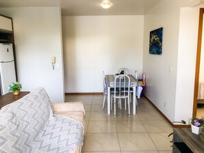 Family Apartment, 2 Bedrooms, Pool View, Beachside | Dining room - Liara Apartamento (Picarras)