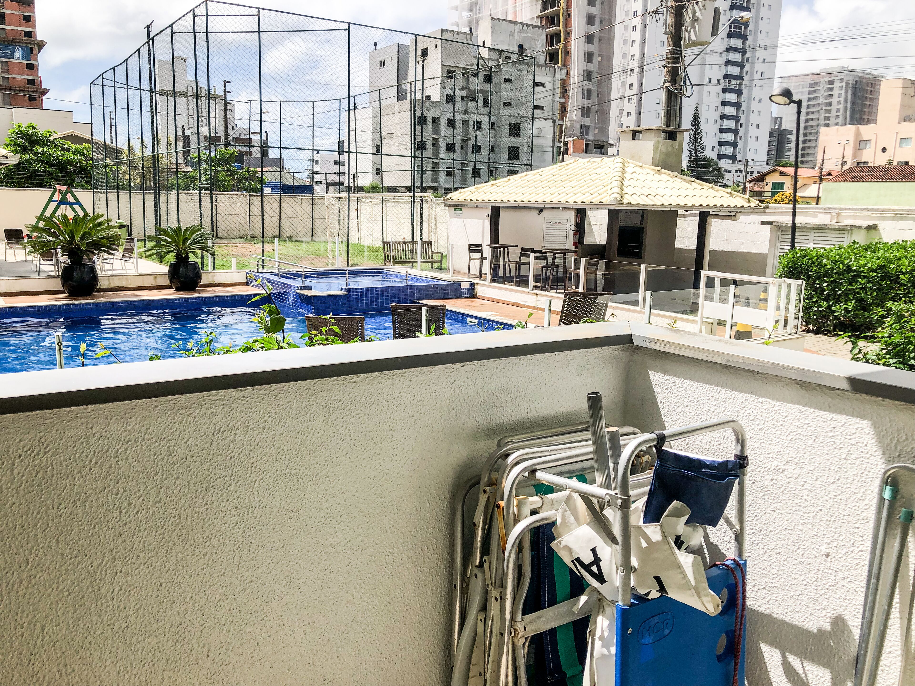 Apartamento família, 2 quartos, vista para a piscina, ao lado da praia | Vista da sacada