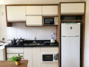 Family Apartment, 2 Bedrooms, Pool View, Beachside | Private kitchen - Liara Apartamento (Picarras)