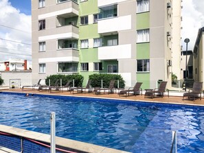 Outdoor pool, open 9:00 AM to 9:00 PM, pool loungers - Liara Apartamento (Picarras)