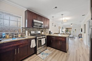 冷蔵庫、電子レンジ、オーブン、コンロ