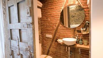 Douche, sĂšche-cheveux, serviettes fournies, savon
