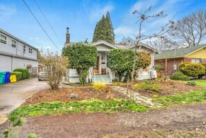 Exterior - 2Bd Bungalow with backyard sauna, by Alberta Arts (Portland)