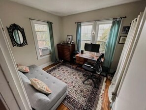 Smart TV, caminetto, videogiochi, libri