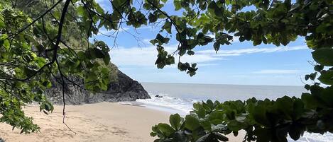 Beach nearby, sun-loungers, beach towels