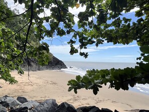 Plage à proximité, chaise longue, serviettes de plage