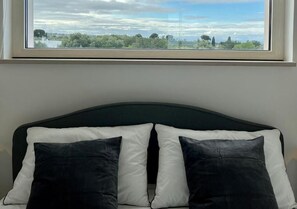 2 bedrooms, iron/ironing board, travel cot, free WiFi