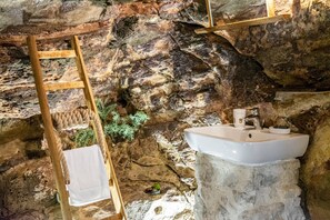 Haartrockner, Handtücher, Seife, Toilettenpapier