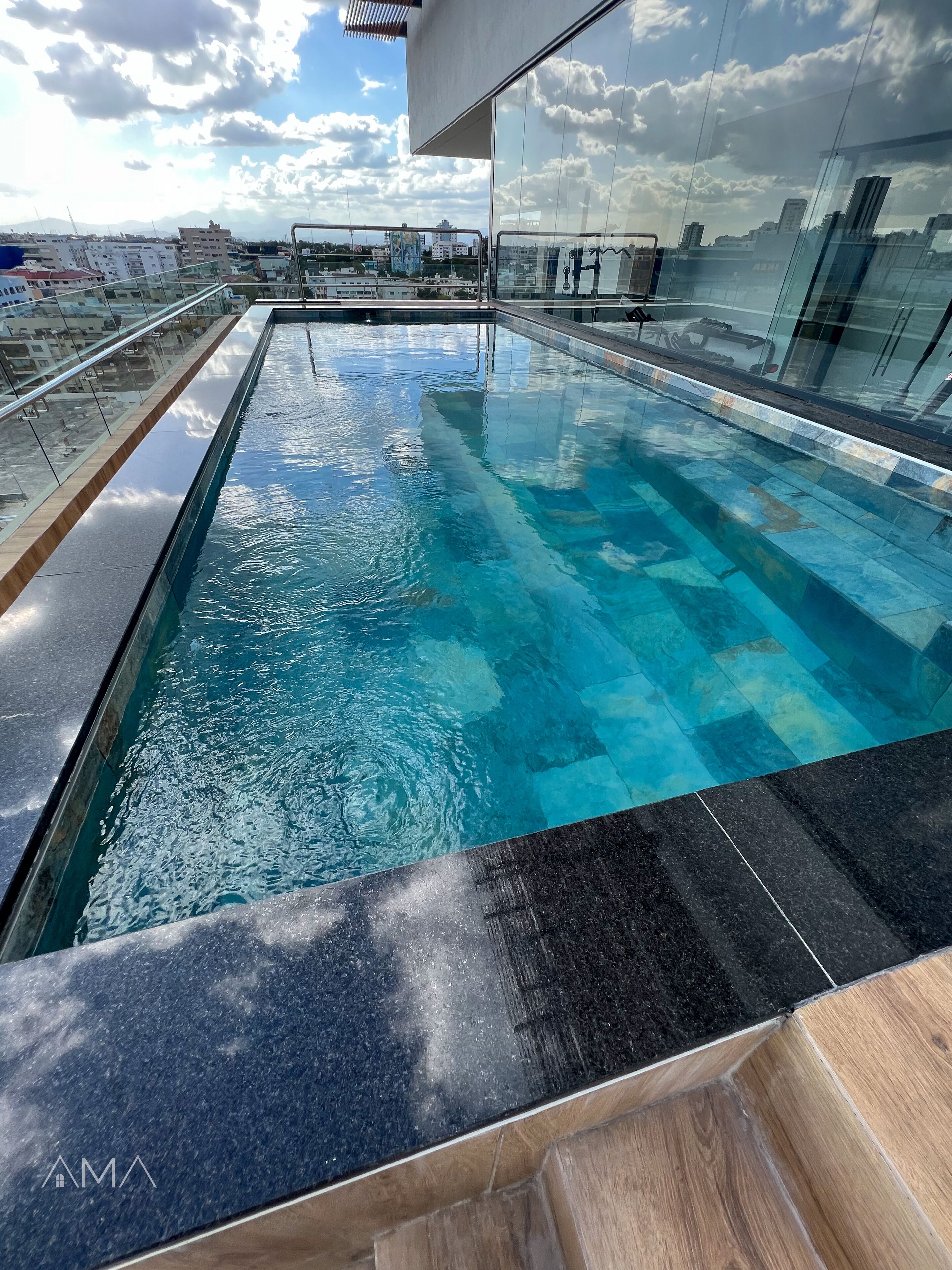 Una piscina al aire libre, una piscina climatizada