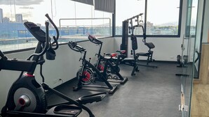 Een sportschool met loopbanden, hometrainers en krachtapparaten.