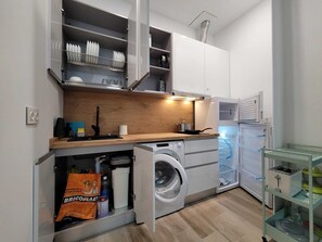 Refrigerador, microondas, parrilla de estufa y cafetera y tetera 