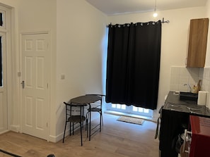 Réfrigérateur, micro-ondes, plaque de cuisson