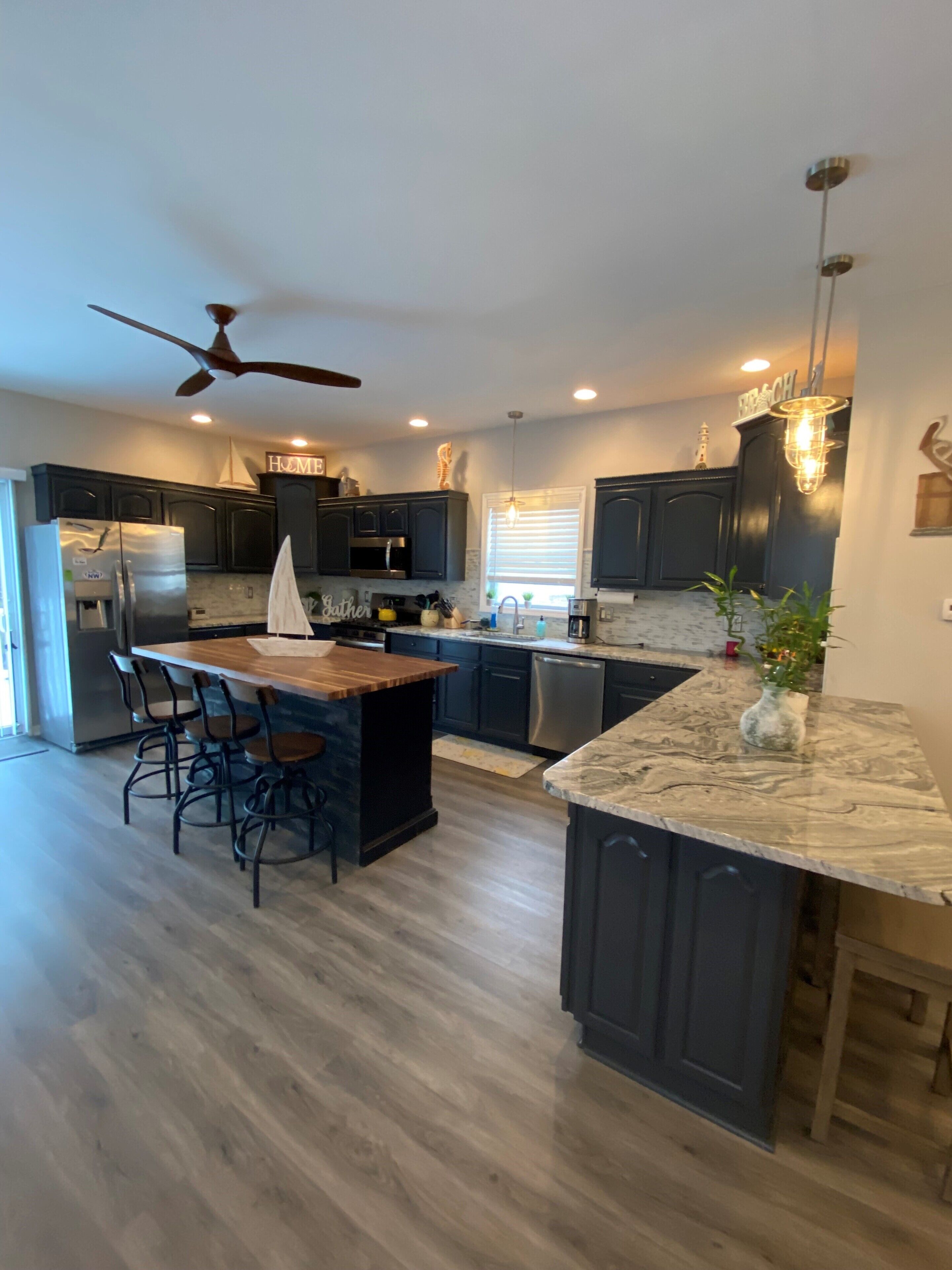 HUGE PRIVATE HOUSE! DECKS! FENCED BACKYARD! GRILL! PRIME LOCATION!! SMALL DOGS!!