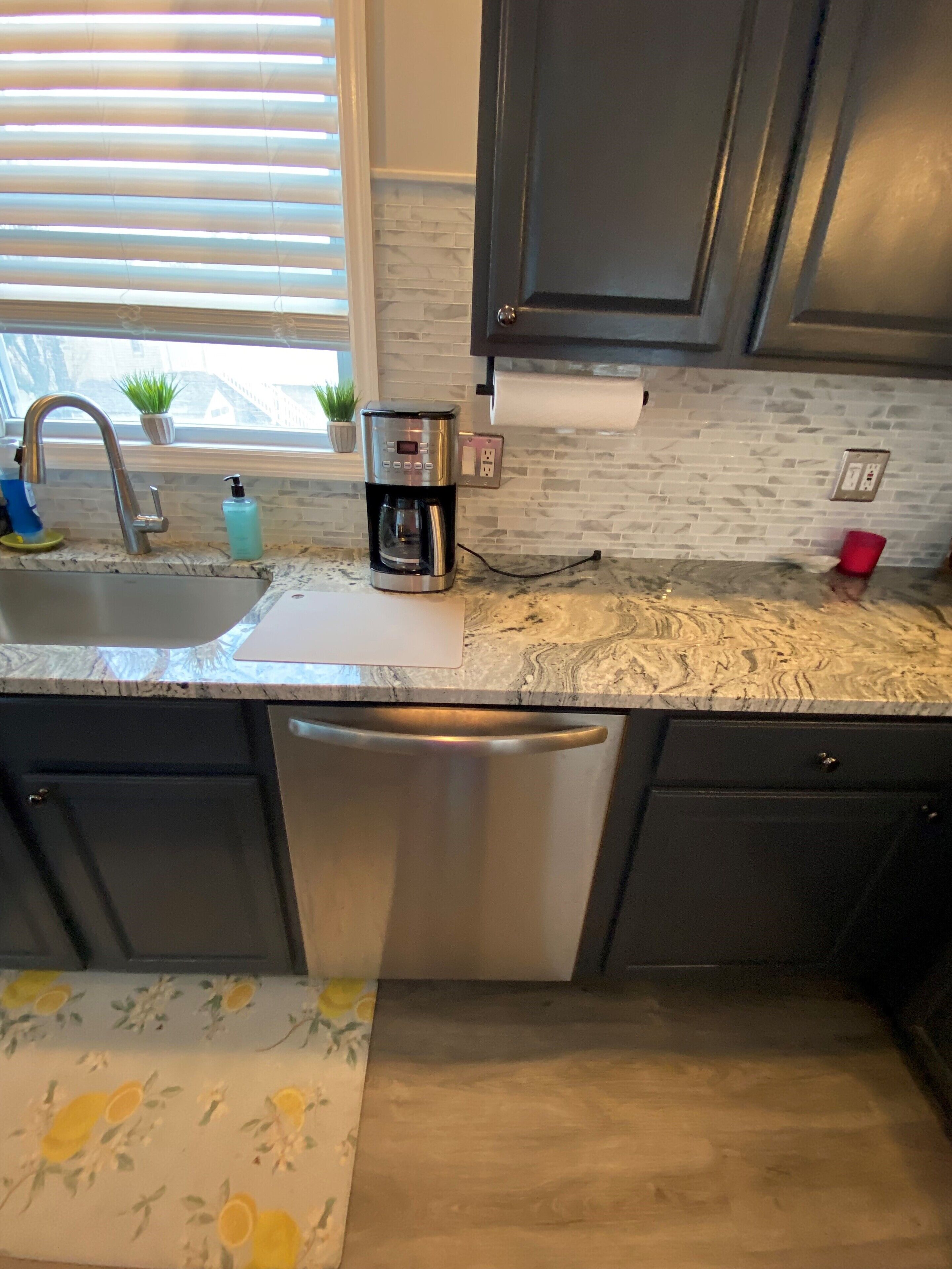 HUGE PRIVATE HOUSE! DECKS! FENCED BACKYARD! GRILL! PRIME LOCATION!! SMALL DOGS!!