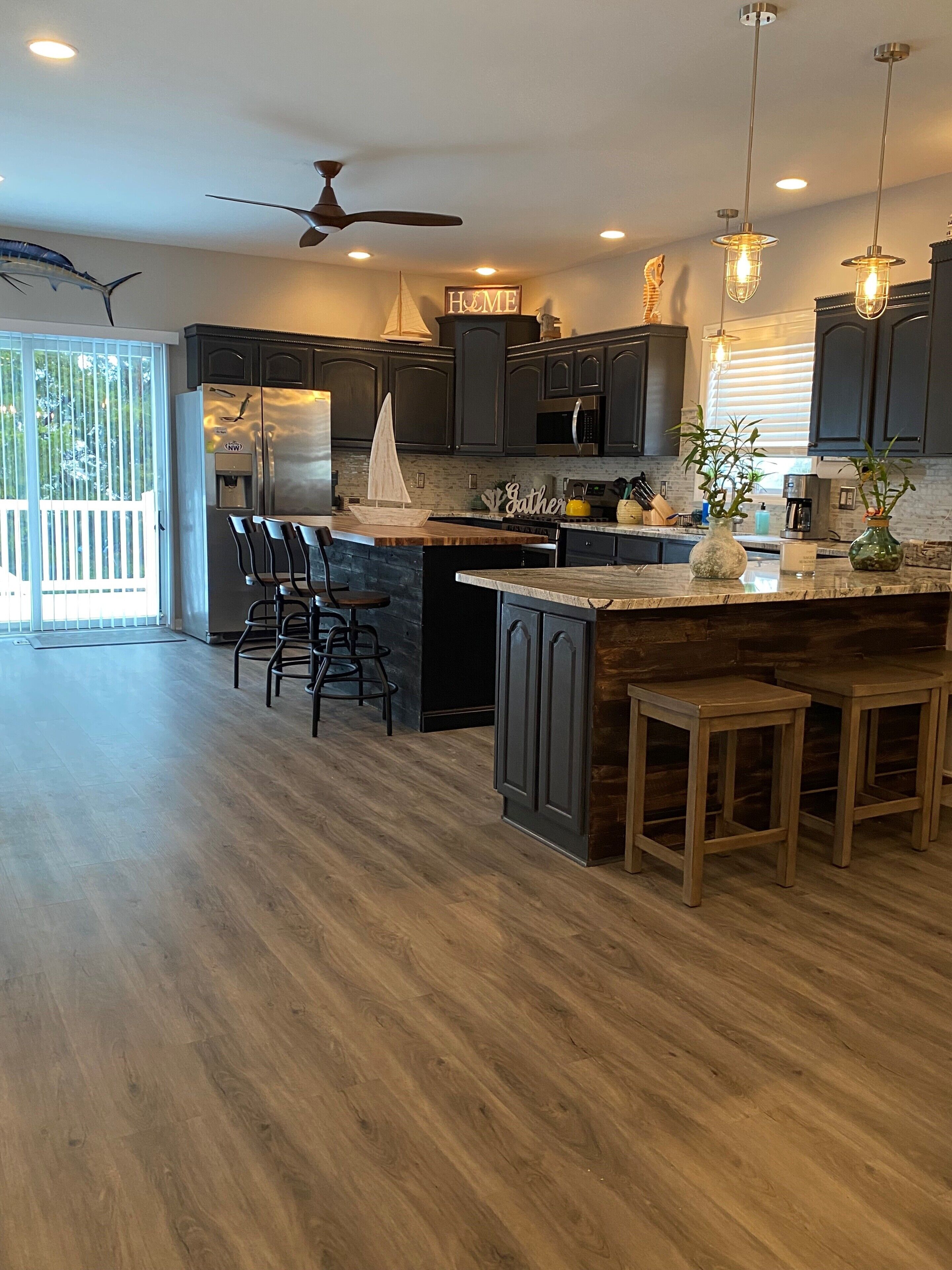 HUGE PRIVATE HOUSE! DECKS! FENCED BACKYARD! GRILL! PRIME LOCATION!! SMALL DOGS!!