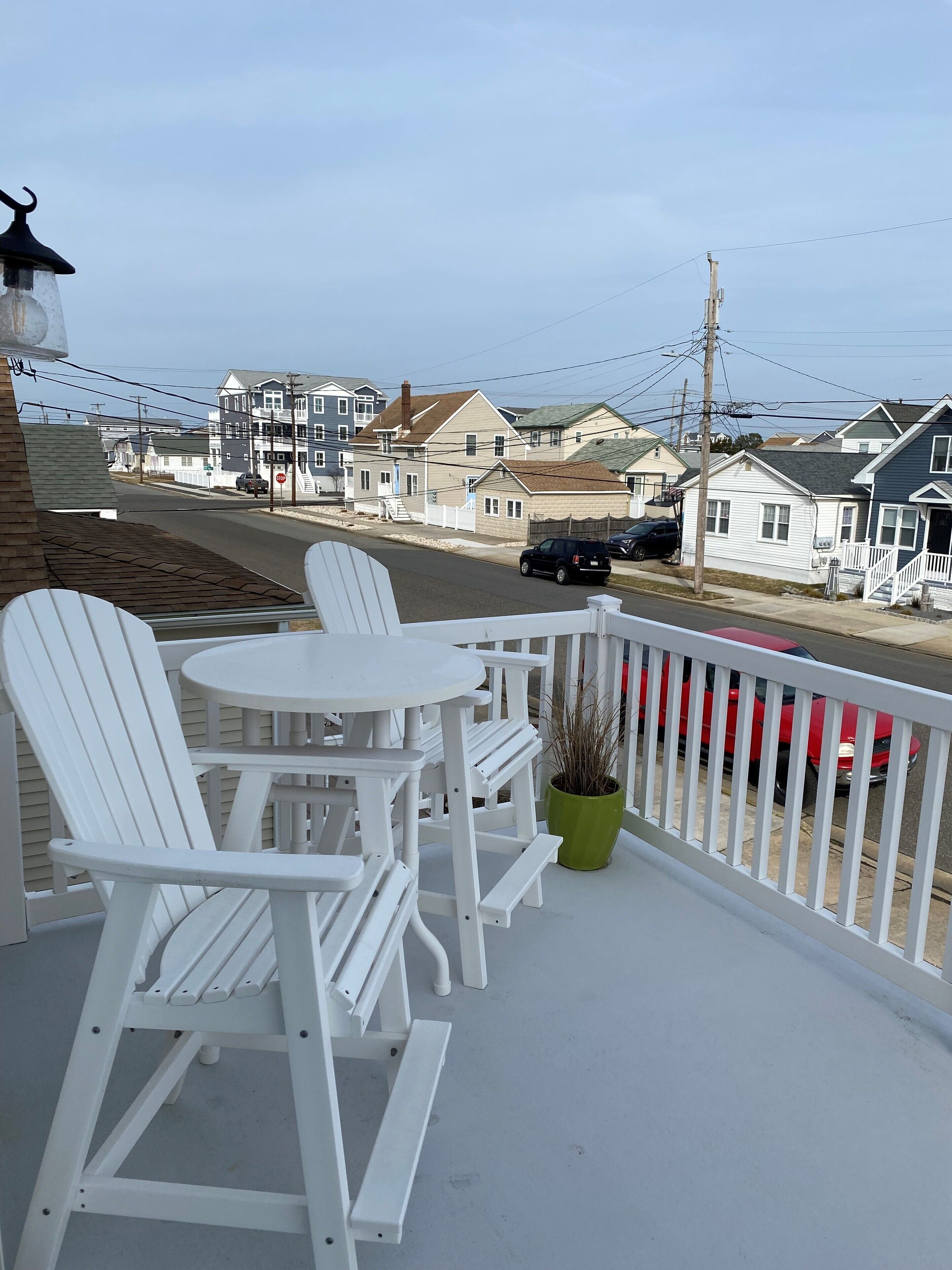 HUGE PRIVATE HOUSE! DECKS! FENCED BACKYARD! GRILL! PRIME LOCATION!! SMALL DOGS!!