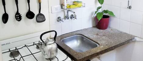 Four, batterie de cuisine, vaisselle et ustensiles, épices