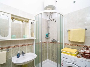 Apartment | Badezimmer | Dusche, Haartrockner