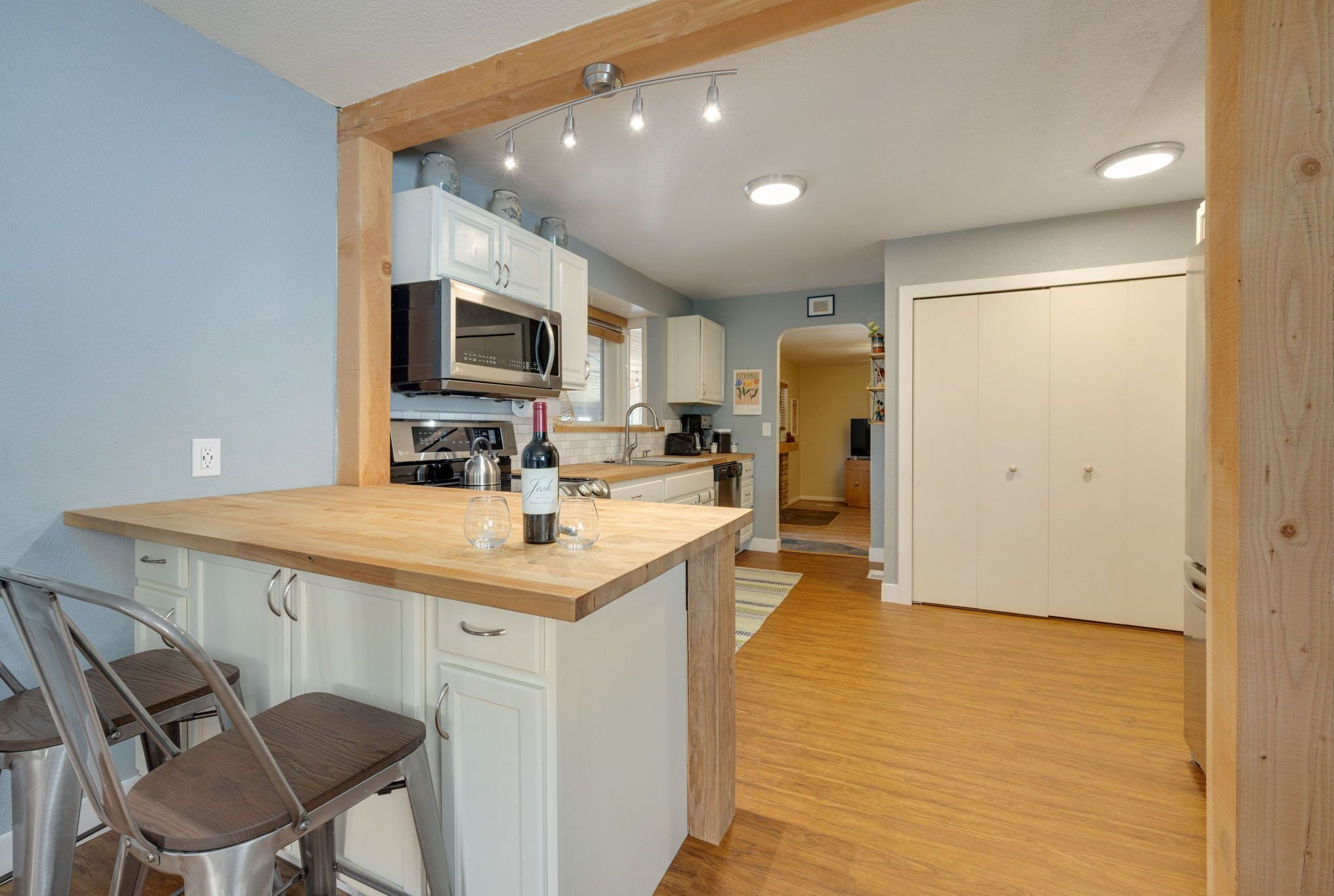 Cozy Mtn Retreat in Downtown | Hot Tub & Bikes!