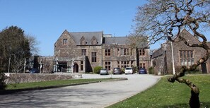 Stunning historic building with a traditional facade, featuring multiple windows and a grand entrance.
