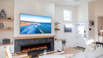 Een smart-tv, een open haard, een muziekbibliotheek en een stereo