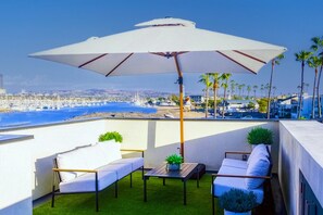 Property grounds - Stunning Harbor-View Rooftop · Luxe 3BR · Steps to sand & pier · A/C & Garage (Newport Beach)
