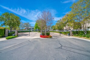 Property grounds - Serene Home in Westlake Village (Westlake Village)