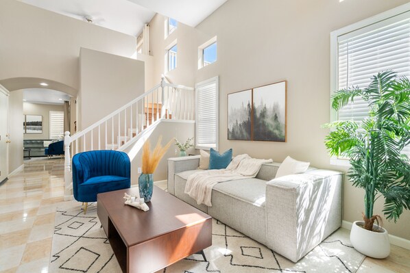 Smart TV, fireplace - Serene Home in Westlake Village (Westlake Village)