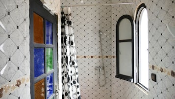 Douche, bidet, serviettes fournies, savon