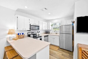 Geladeira, micro-ondas, fogão, cooktop