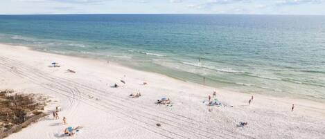 Ranta lähistöllä, aurinkotuoleja, rantapyyhkeitä