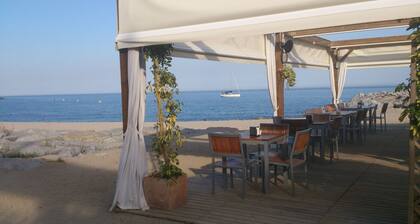 Apartment LLavaneras 30' Barcelona with swimming pool, beachfront and train