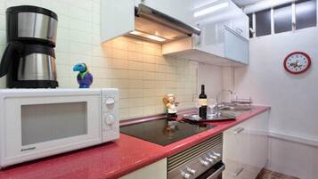 Een koelkast, een magnetron, een oven, een kookplaat