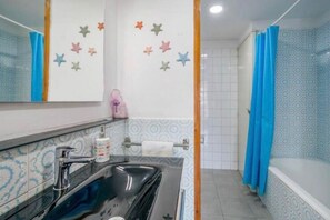 Douche, sèche-cheveux, serviettes fournies