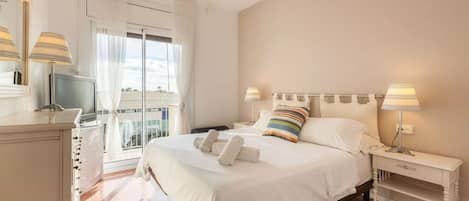 4 habitaciones, tabla de planchar con plancha, cuna de viaje y wifi