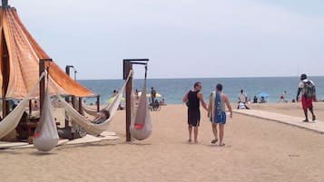 Ubicación cercana a la playa y toallas de playa
