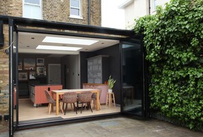 Outdoor dining - Artist home - truly unique house in West London (London)