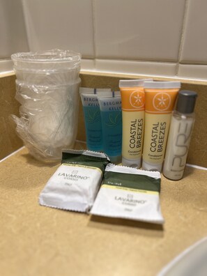 Combined shower/tub, hair dryer, towels