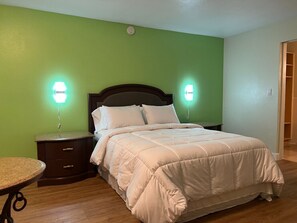 Cubrecamas, escritorio, wifi gratis y ropa de cama 