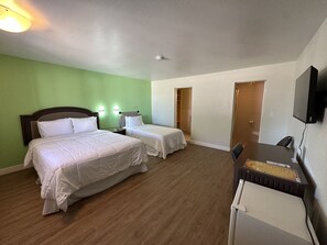 Cubrecamas, escritorio, wifi gratis y ropa de cama 