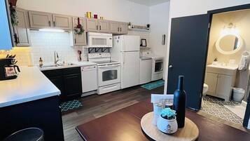 KĂŒhlschrank, Mikrowelle, Ofen, Herdplatte