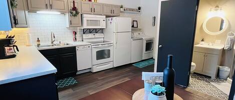 Kjøleskap, mikrobølgeovn, ovn og kokeplater