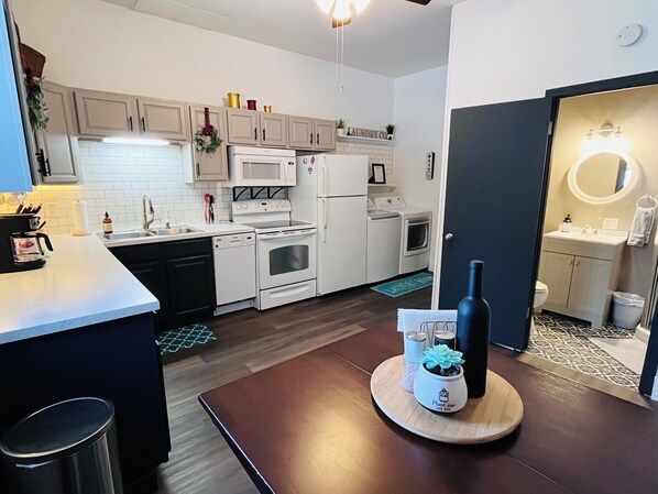 Réfrigérateur, micro-ondes, four, plaque de cuisson