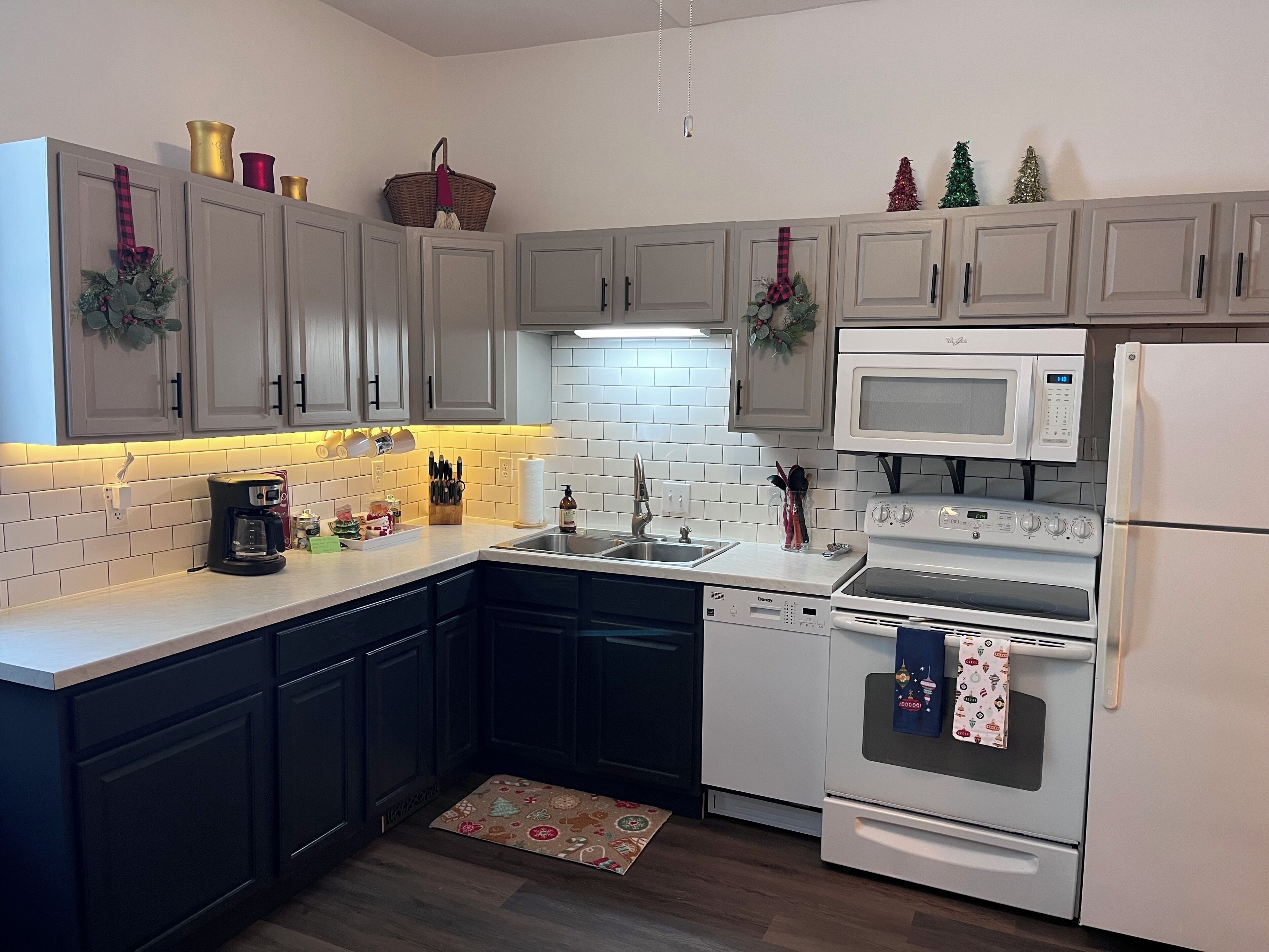 Geladeira, micro-ondas, fogão, cooktop